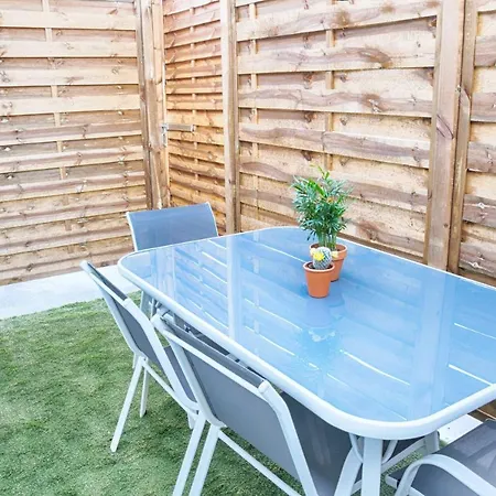 Apartment T2 Avec Terrasse, Parking Et Wifi *
