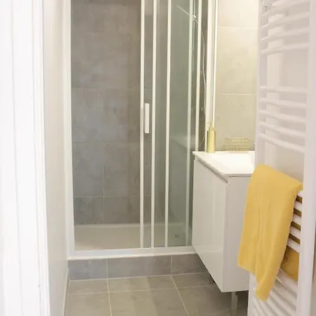 Apartment T2 Avec Terrasse, Parking Et Wifi *
